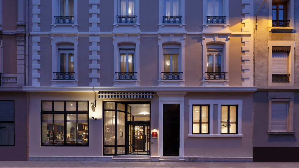 maison-barbillon-hotel-grenoble-facade-nuit